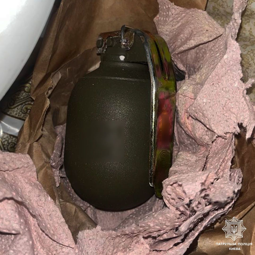 Болгарська ручна наступальна граната GHO-1 RDX була загорнута у папір / © Патрульна поліція Києва